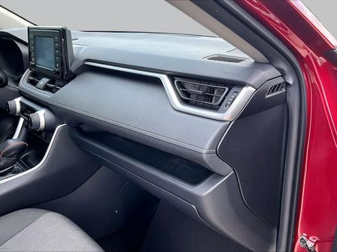 Used 2019 Toyota RAV4 XLE w/ Convenience Package FWD image 18