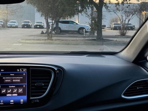 Used 2025 Chrysler Pacifica Select image 37