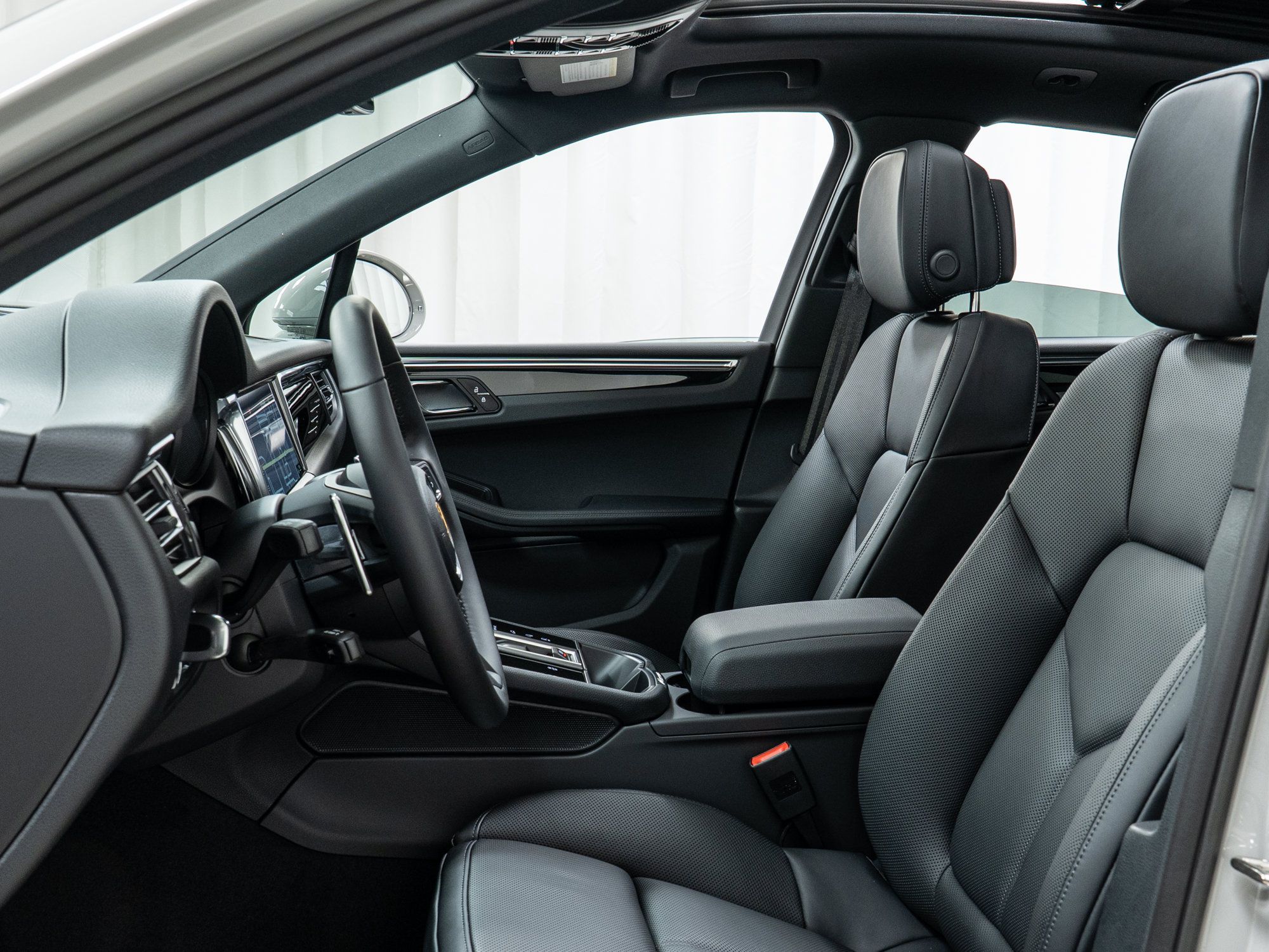 Certified 2025 Porsche Macan AWD/4WD image 16