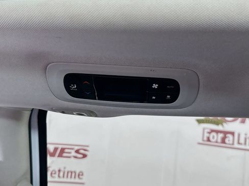 Used 2023 Chrysler Pacifica Limited AWD/4WD image 29