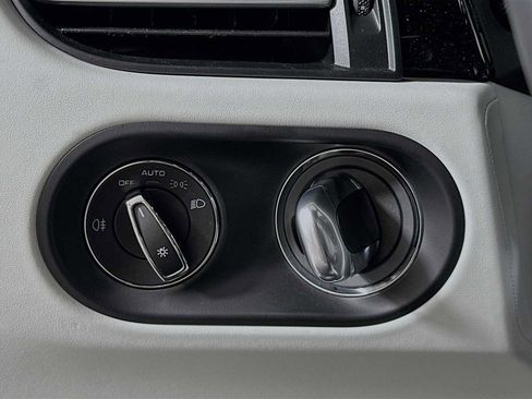 Certified 2025 Porsche Macan image 14