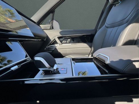 New 2025 Land Rover Range Rover Long Wheelbase SE image 24