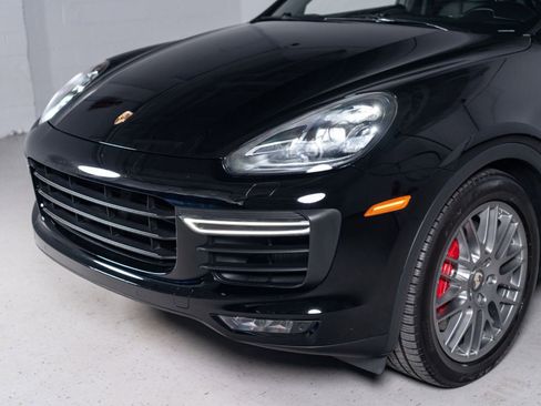 Used 2016 Porsche Cayenne Turbo AWD/4WD image 30