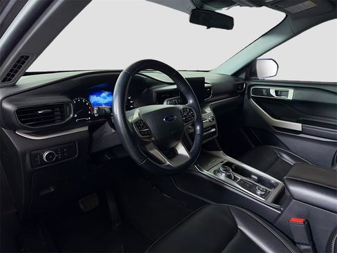 Used 2022 Ford Explorer XLT w/ Equipment Group 202A image 10