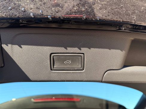 Used 2022 Volkswagen Atlas Cross Sport SE image 32