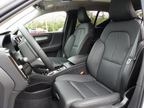 Certified 2025 Volvo XC40 B5 Plus w/ Protection Package Premier AWD/4WD image 13