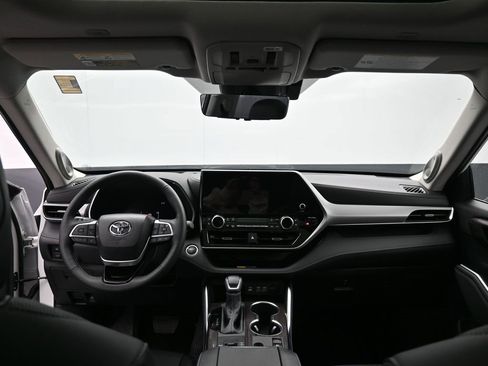 Used 2025 Toyota Highlander Platinum image 29