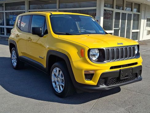Used 2023 Jeep Renegade Latitude AWD/4WD image 3