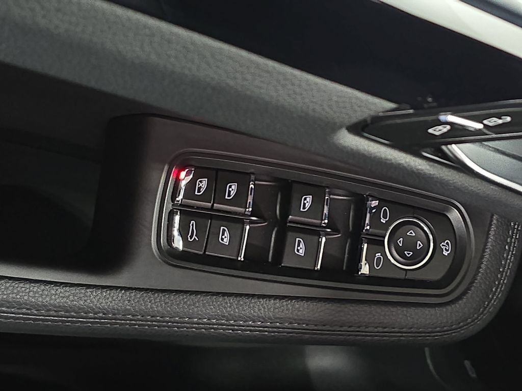 Certified 2023 Porsche Macan AWD/4WD image 21