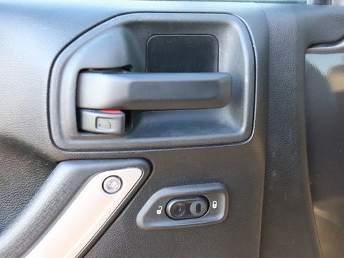 Used 2017 Jeep Wrangler Sahara image 17