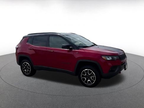 Used 2025 Jeep Compass Trailhawk AWD/4WD image 2