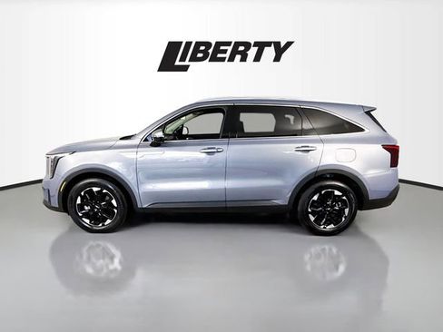 Used 2024 Kia Sorento S image 4