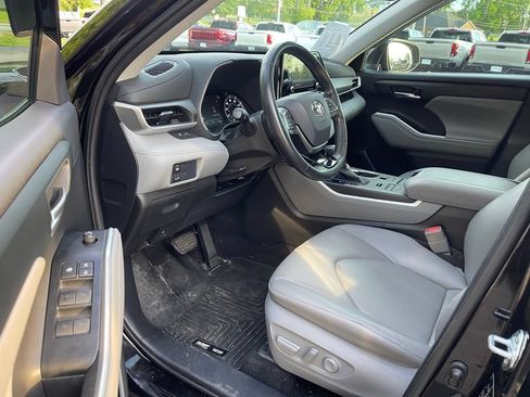 Used 2021 Toyota Highlander XLE AWD/4WD image 5
