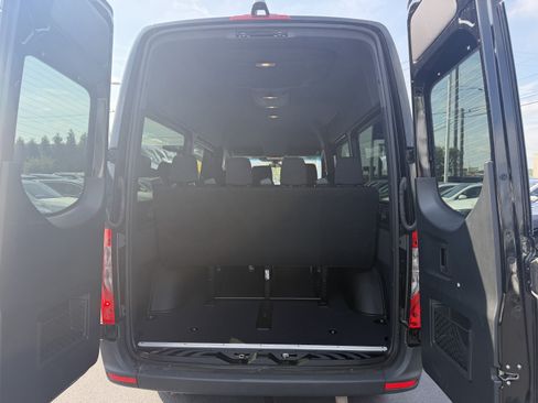 Used 2024 Mercedes-Benz Sprinter 2500 image 33