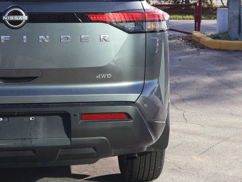 Used 2025 Nissan Pathfinder S image 14
