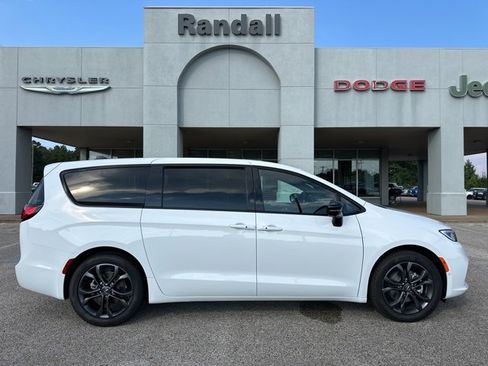 New 2026 Chrysler Pacifica Select image 8