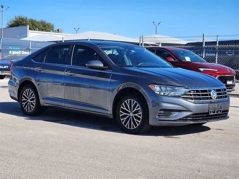 Used 2021 Volkswagen Jetta SE image 2