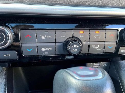 Certified 2025 Jeep Compass Latitude w/ Sun & Sound Group AWD/4WD image 17