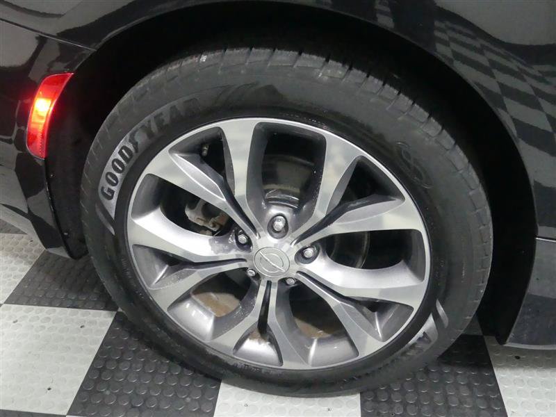 Used 2017 Chrysler Pacifica Limited w/ UConnect Theater Package FWD image 17
