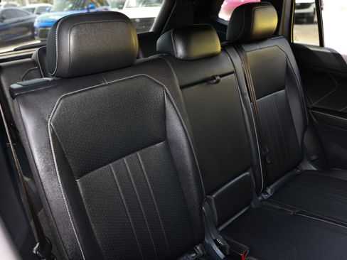Used 2023 Volkswagen Tiguan SE R-Line FWD image 18