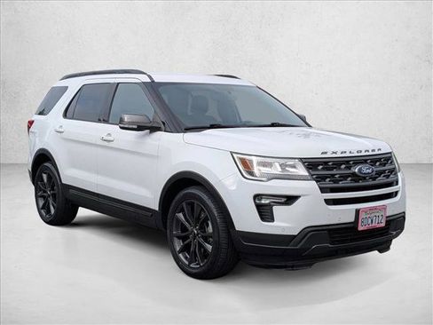 Used 2018 Ford Explorer XLT w/ Equipment Group 202A FWD image 3