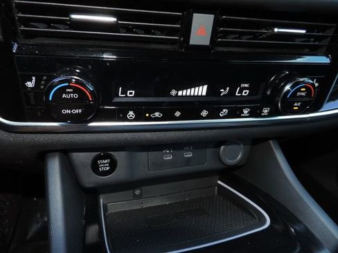 Used 2025 Nissan Rogue SL AWD/4WD image 24