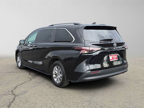 Used 2025 Toyota Sienna XLE FWD image 5