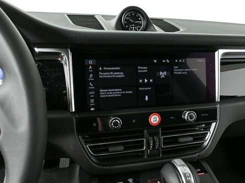 Certified 2025 Porsche Macan image 13