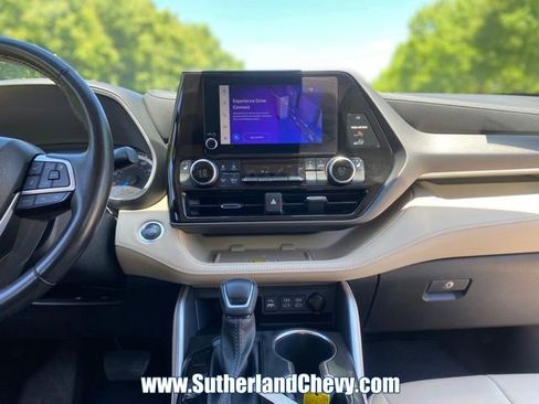 Used 2023 Toyota Highlander XLE AWD/4WD image 25