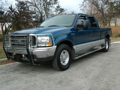 Used 2002 Ford F250 Lariat image 1