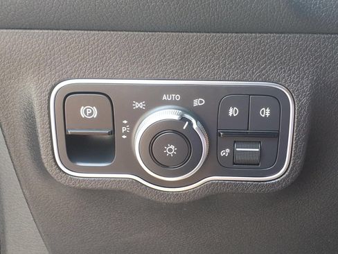 Used 2023 Mercedes-Benz GLB 250 4MATIC image 23