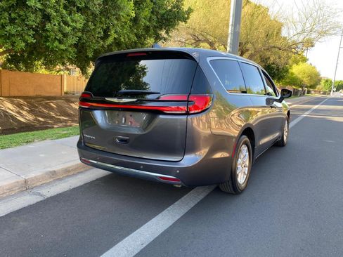 Used 2023 Chrysler Pacifica Touring-L FWD image 6