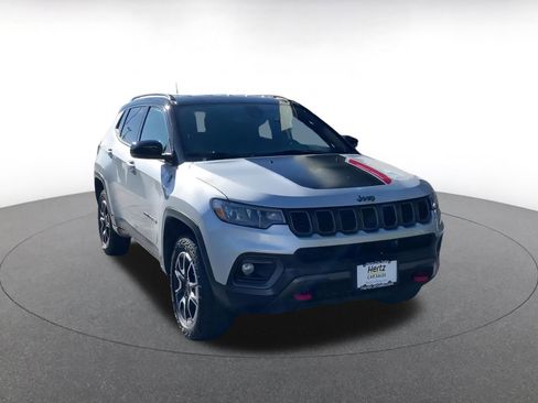 Used 2025 Jeep Compass Trailhawk image 3