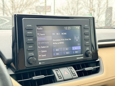 Used 2021 Toyota RAV4 XLE Premium image 18