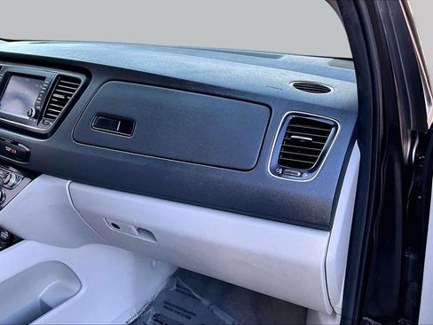 Used 2019 Kia Sedona LX FWD image 18