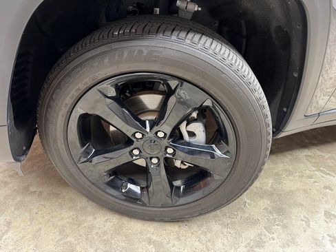 Used 2023 Jeep Grand Cherokee Altitude image 28