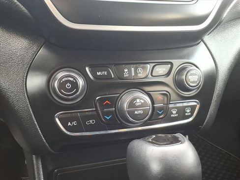 Used 2020 Jeep Cherokee Latitude Plus image 24