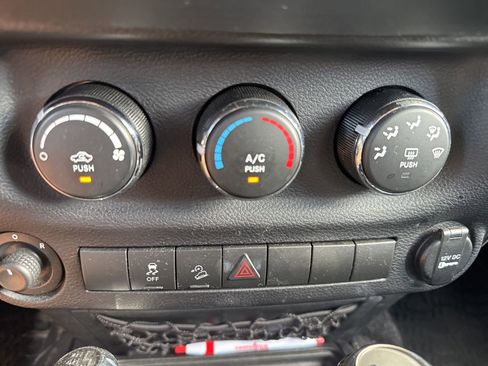 Used 2014 Jeep Wrangler Unlimited Freedom Edition image 18