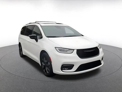 Used 2025 Chrysler Pacifica Limited FWD image 3
