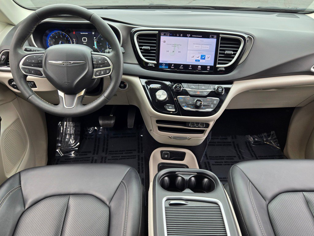 Used 2024 Chrysler Pacifica Touring-L FWD image 18