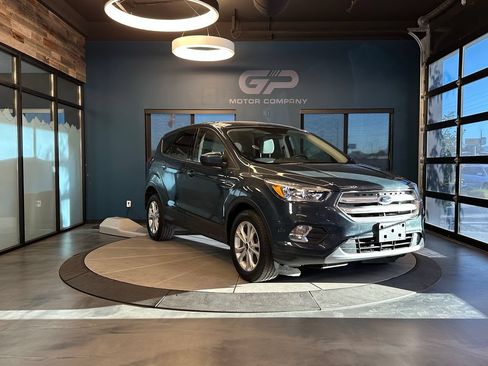 Used 2019 Ford Escape SE FWD image 1