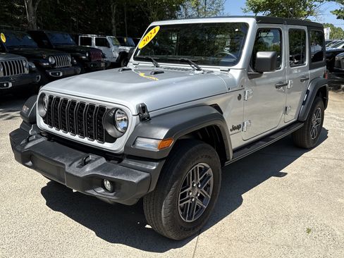 Used 2024 Jeep Wrangler Unlimited Sport AWD/4WD image 3