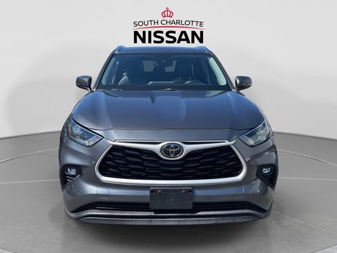 Used 2021 Toyota Highlander XLE FWD image 2
