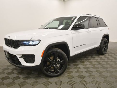 Used 2022 Jeep Grand Cherokee Altitude image 2