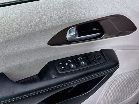 Used 2020 Chrysler Voyager Lxi FWD image 17