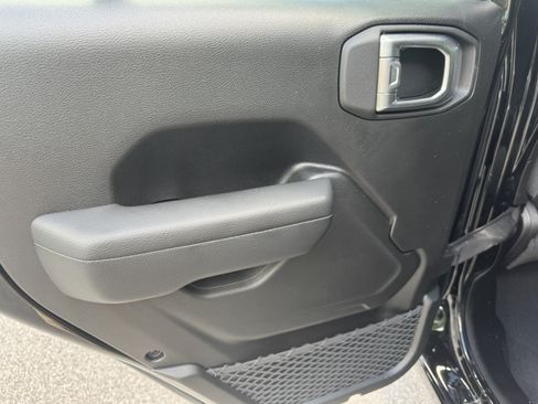Used 2025 Jeep Wrangler Unlimited Sport AWD/4WD image 9