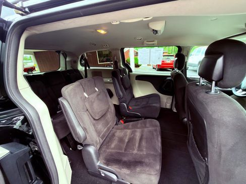 Used 2016 Dodge Grand Caravan SXT w/ UConnect Hands-Free Group FWD image 21