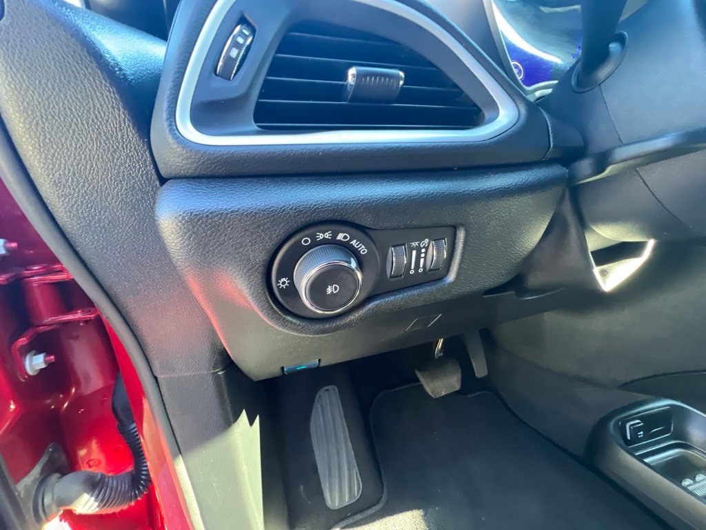 Used 2025 Chrysler Pacifica Select FWD image 32