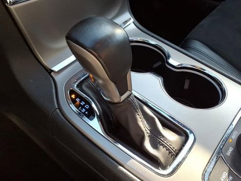 Used 2022 Jeep Grand Cherokee Laredo X image 17