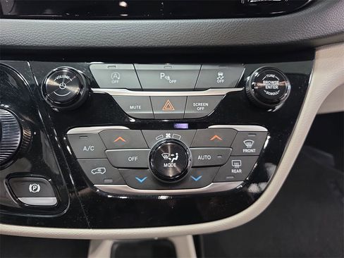 Used 2018 Chrysler Pacifica Touring-L image 21